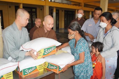 Chùa Vĩnh Nghiêm (Q.3) tặng 500 phần quà đến bà con khó khăn nhân mùa Phật đản