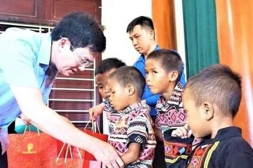 Hà Tĩnh: Nhiều phần quà ý nghĩa đến với trẻ em dịp Tết Thiếu nhi 1/6