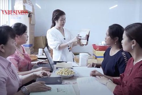 Nữ Giám đốc HTX đưa hương sen Long Tân bay xa