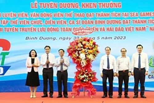 Bình Dương khen thưởng nhiều huấn luyện viên, vận động viên, diễn viên, ca sĩ