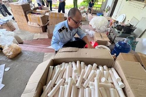 Hàng chục nghìn lọ thực phẩm chức năng giả 'ra lò' tại căn nhà ẩm thấp