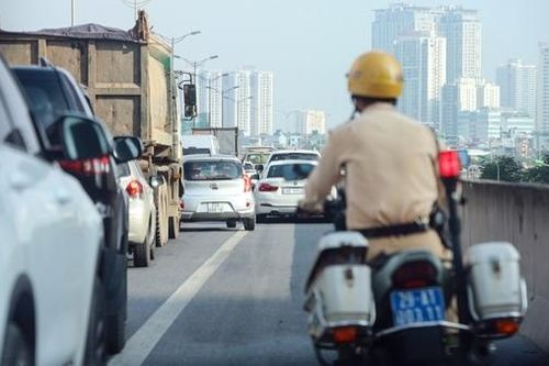 Chạy xe vào làn khẩn cấp, cả loạt tài xế nhận phiếu phạt
