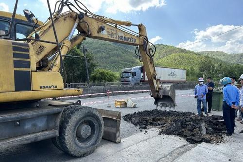 Xử lý sự cố sụt lún thành hố trên mặt Quốc lộ 1A