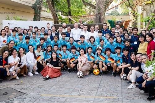 Tuyển nữ Việt Nam giao lưu cùng Đại sứ quán Đức tại Hà Nội