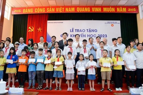 Bắc Ninh: Trao 200 triệu đồng học bổng Samsung Display 2023 tặng học sinh hoàn cảnh khó khăn