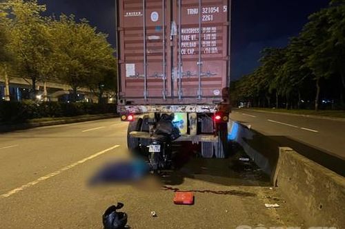 Xe máy điện 'găm' chặt vào đuôi xe container, một thầy giáo tử vong