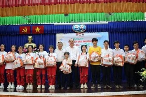 Lãnh đạo TPHCM thăm, tặng quà trẻ em nhân dịp Quốc tế Thiếu nhi