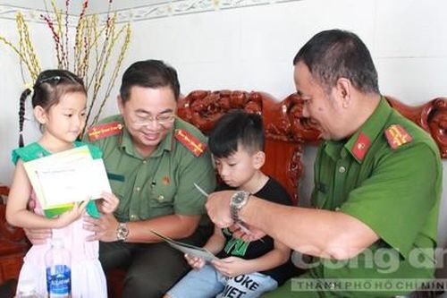 Đoàn Thanh niên Công an TPHCM mang Tết thiếu nhi đến với con em Liệt sĩ