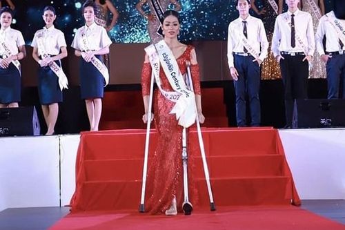 Thí sinh hoa hậu cụt chân trình diễn váy dạ hội gây chú ý
