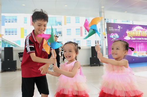 Xúc động khoảnh khắc Trúc Nhi - Diệu Nhi nói lời cảm ơn bác sỹ sau 3 năm mổ tách