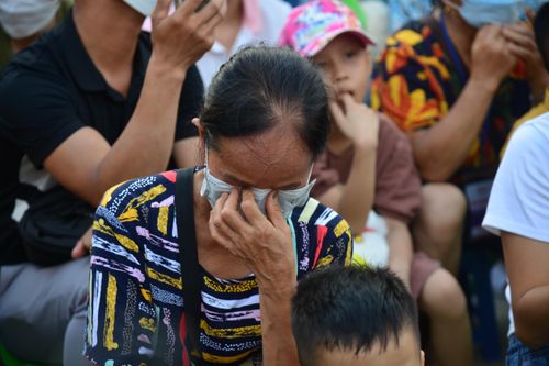Người mẹ bật khóc lâu lắm mới thấy nụ cười hạnh phúc của 'chiến binh đầu trọc'