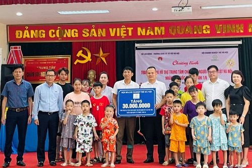 Tặng quà trẻ em vượt khó, học giỏi
