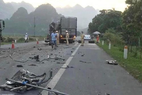Lạng Sơn: Xe tải va chạm với xe đầu kéo, 1 người tử vong