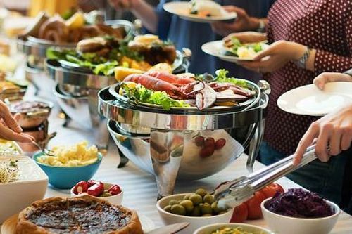 Khách mua 1 suất buffet hơn 110.000 đồng nhưng 3 người ăn, có thái độ gay gắt khi bị nhắc nhở