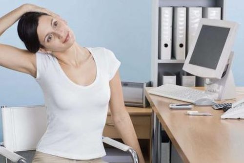 3 động tác giúp thư giãn cổ và lưng do ngồi làm việc lâu