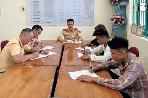 3 học sinh đi xe máy kẹp ba, bốc đầu đăng Facebook