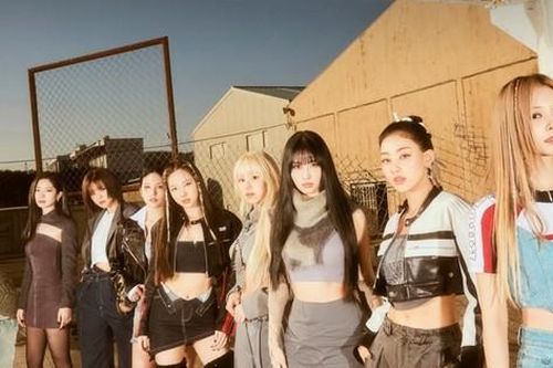 TWICE sắp biểu diễn ở Singapore, giá vé thế nào khiến fan nhịn ăn sáng dành tiền?
