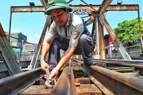 Công nhân đội nắng 'tân trang' cây cầu trăm tuổi ở Hà Nội