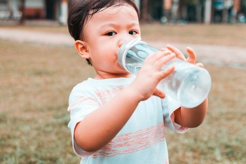 Nắng nóng, trẻ cần uống bao nhiêu nước mỗi ngày?