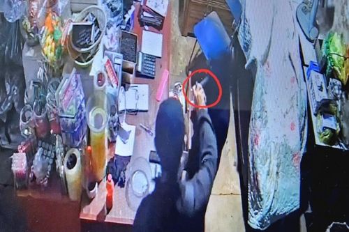 Thiếu niên 16 tuổi dùng bình hơi cay xịt vào mặt chủ quán để cướp tiền