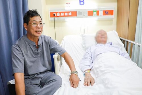 Bí tiểu suốt 10 năm do khối u lớn ở tuyến tiền liệt