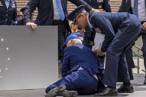Ông Biden ngã trên sân khấu