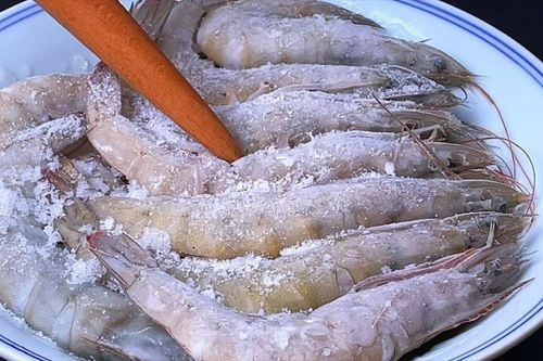 Mẹo rã đông tôm trong 5 phút