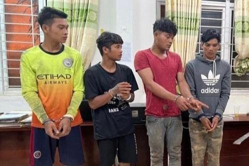 Bắt giữ 4 người cầm hung khí đập kính xe khách ở Đắk Lắk