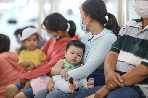 Trẻ đổ bệnh vì thời tiết TP.HCM sáng nắng, chiều mưa