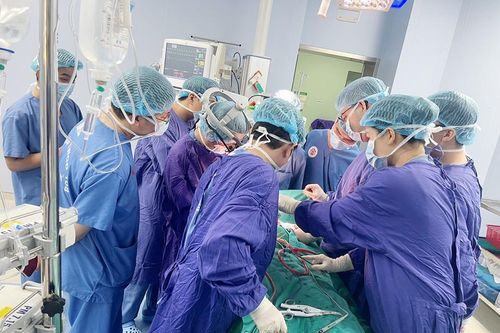 Phẫu thuật u tuyến giáp khổng lồ gây biến dạng vùng cổ bệnh nhân 65 tuổi