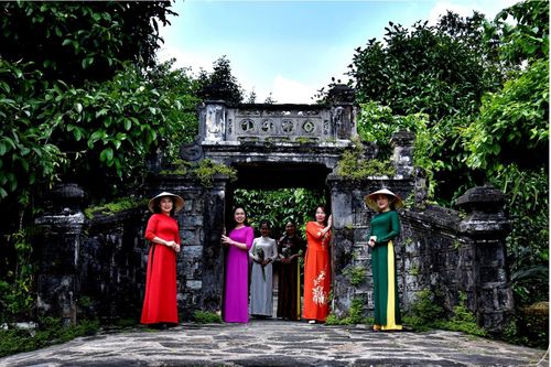 Phiên chợ quê tại làng cổ Lộc Yên