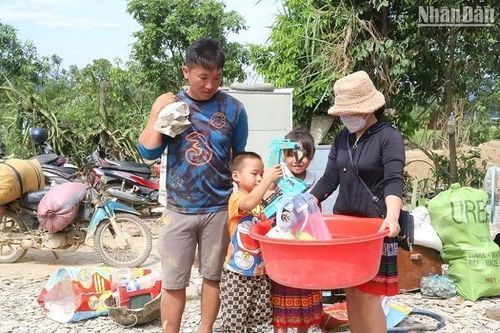 Giúp dân di dời nhà từ lòng hồ Krông Pách Thượng lên khu tái định cư