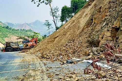 Xử lý sạt lở trên quốc lộ 3C
