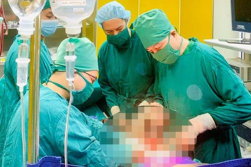 Cứu nam thanh niên vỡ gan do ngã từ độ cao 7m