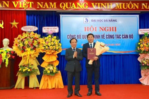 Trao quyết định công nhận Chủ tịch Hội đồng trường và phụ trách Trường Đại học Kinh tế Đà Nẵng