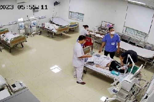 Nhà mất điện, 3 cha con ngủ trong ô tô và gặp nạn