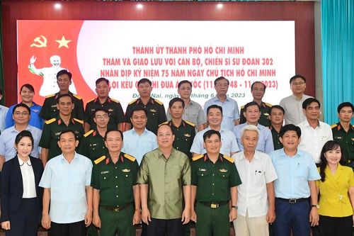 Đoàn đại biểu Thành ủy TPHCM thăm và làm việc với cán bộ, chiến sĩ Sư đoàn 302