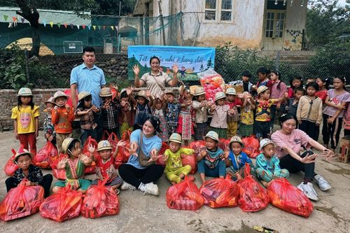 Tết Thiếu nhi ở lưng đồi