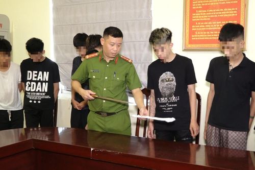 Công an Hà Nội tạm giữ nhóm 'quái xế' chém người trong đêm