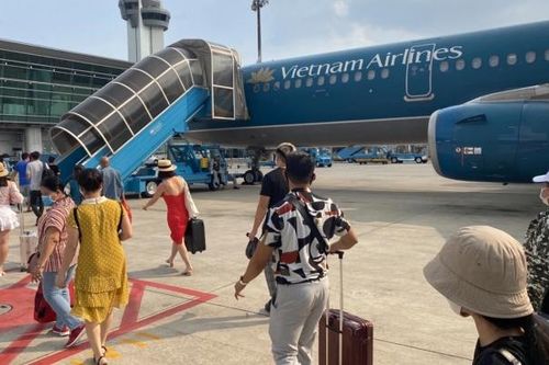 Đừng để du lịch Việt 'thua trên sân nhà' vì vé máy bay!