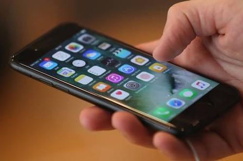 Nga cáo buộc CIA can thiệp hàng ngàn điện thoại iPhone