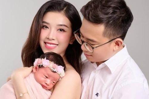 Á hậu Thúy An lần đầu khoe con gái