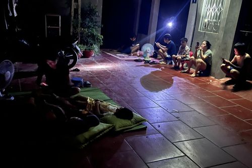 Nóng thiêu đốt lại mất điện, đêm khó ngủ của người dân ngoại thành Hà Nội