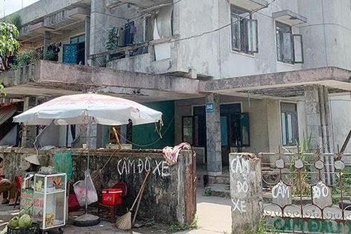 Bên trong khu nhà cũ, cả xóm cùng chia nhau mớ rau, miếng thịt