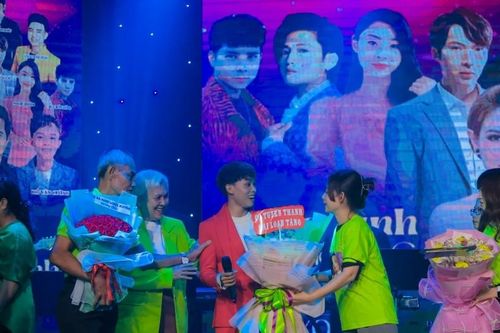 Fan tặng tiền, vàng cho nghệ sĩ: Chiêu trò câu like hay khoe mẽ?