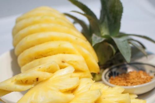 Lý do ăn dứa ngứa và rát lưỡi