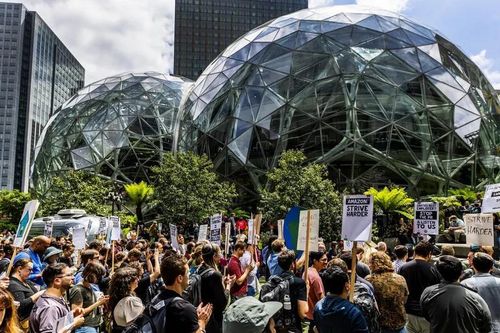 Nhân viên Amazon biểu tình phản đối quay lại văn phòng