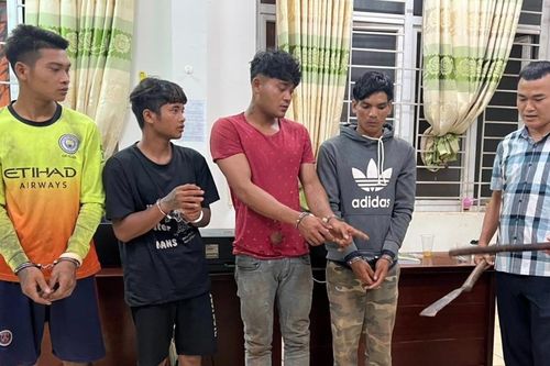 Bắt nhóm đối tượng bịt mặt đập phá xe khách