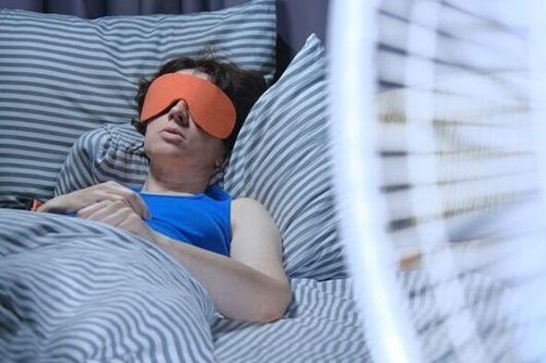 Vì sao trời nóng khó ngủ hơn và những cách để ngủ ngon khi thời tiết oi bức