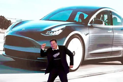 Elon Musk làm gì ở Trung Quốc?